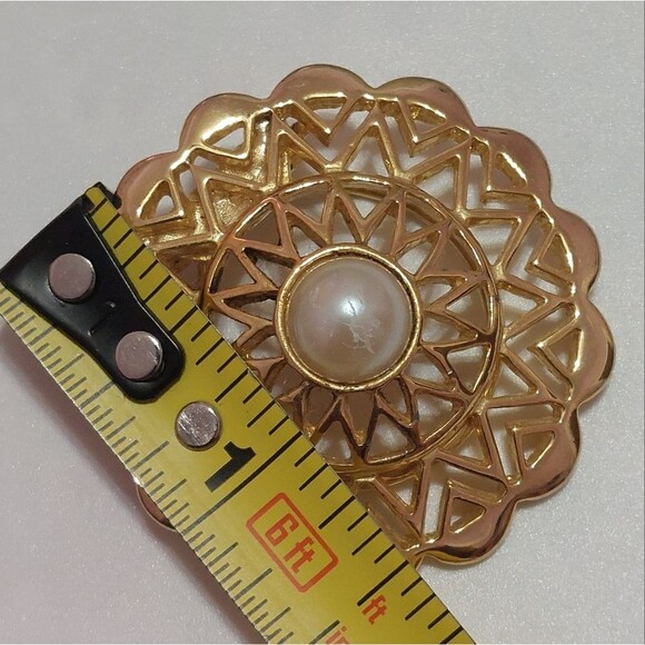 Vintage Scalloped Mandala Flower w/ Faux Pearl Center Gold Tone Scarf Ring Clip - Picture 5 of 5